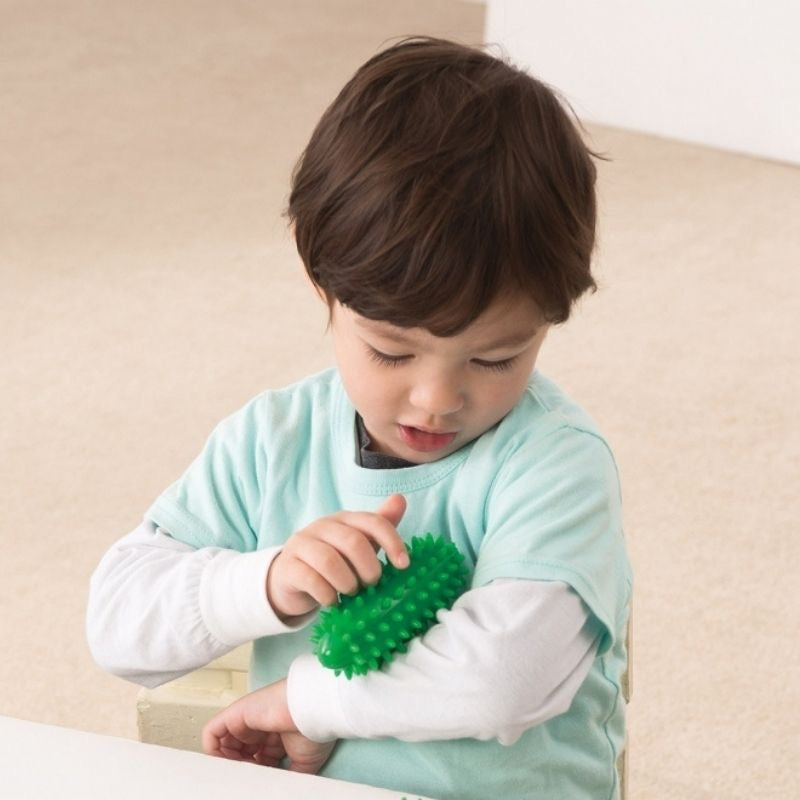 fermer de le mains de une enfant en jouant avec multicolore sensoriel des  balles pour le développement de bien moteur compétences, jouets pour les  enfants avec autisme génératif ai 25404721 Photo de